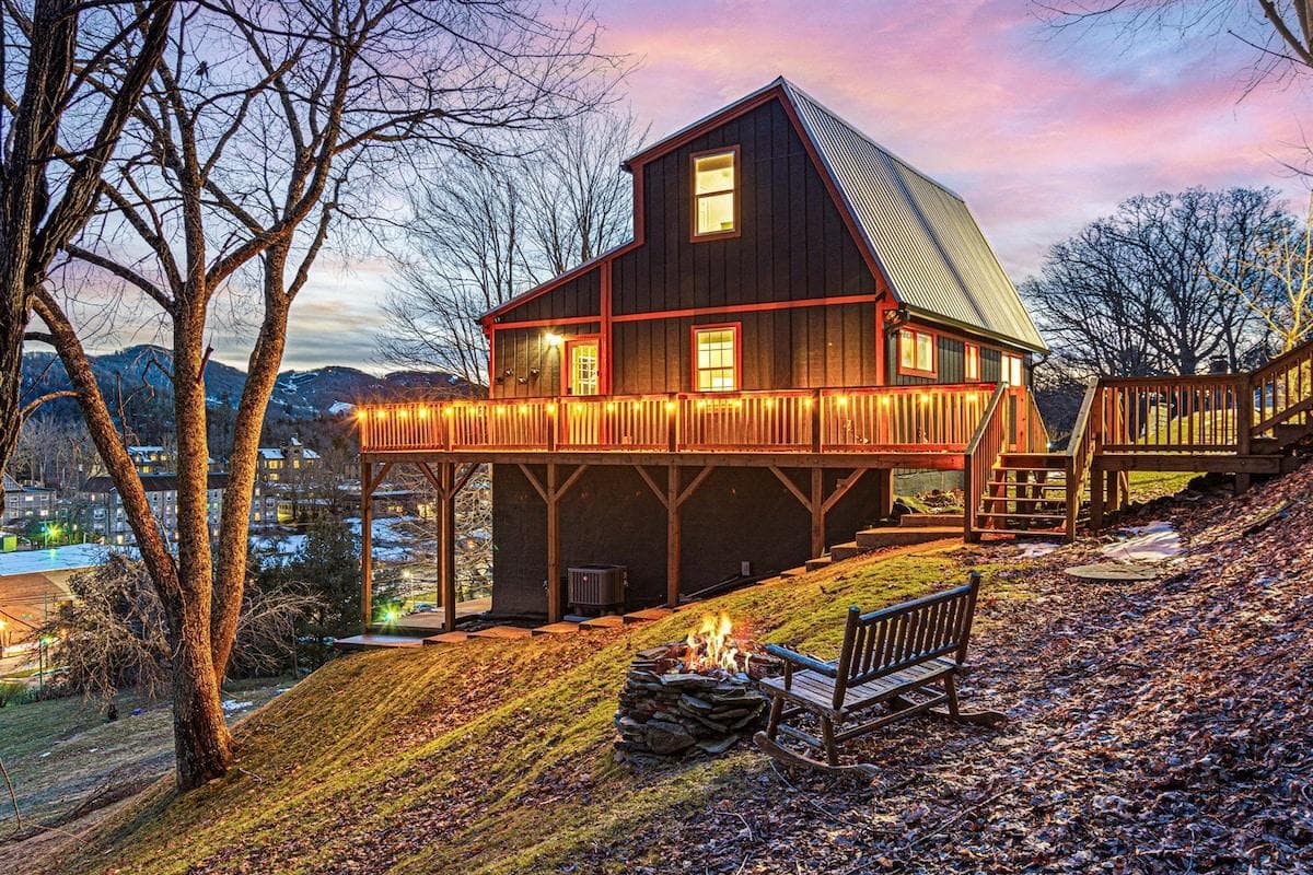 Newly renovated chalet just steps to Banner Elk Village and Lees McRae University. Fully loaded with fire pit, coffee bar, arcade games, work station, and amazing views of Banner Elk and Sugar