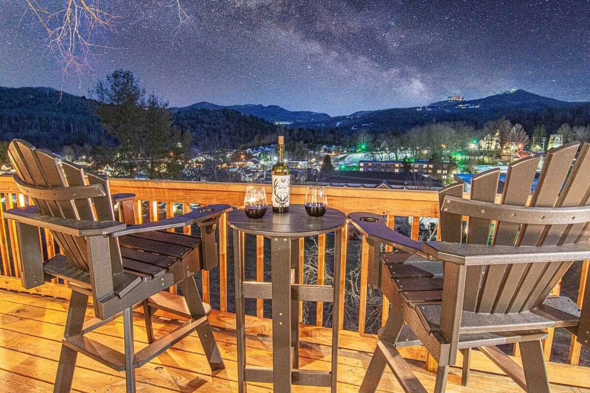 Take in the sunset on the back deck with a smooth glass of Red while gazing at stars, Banner Elk and Sugar Mountain. 