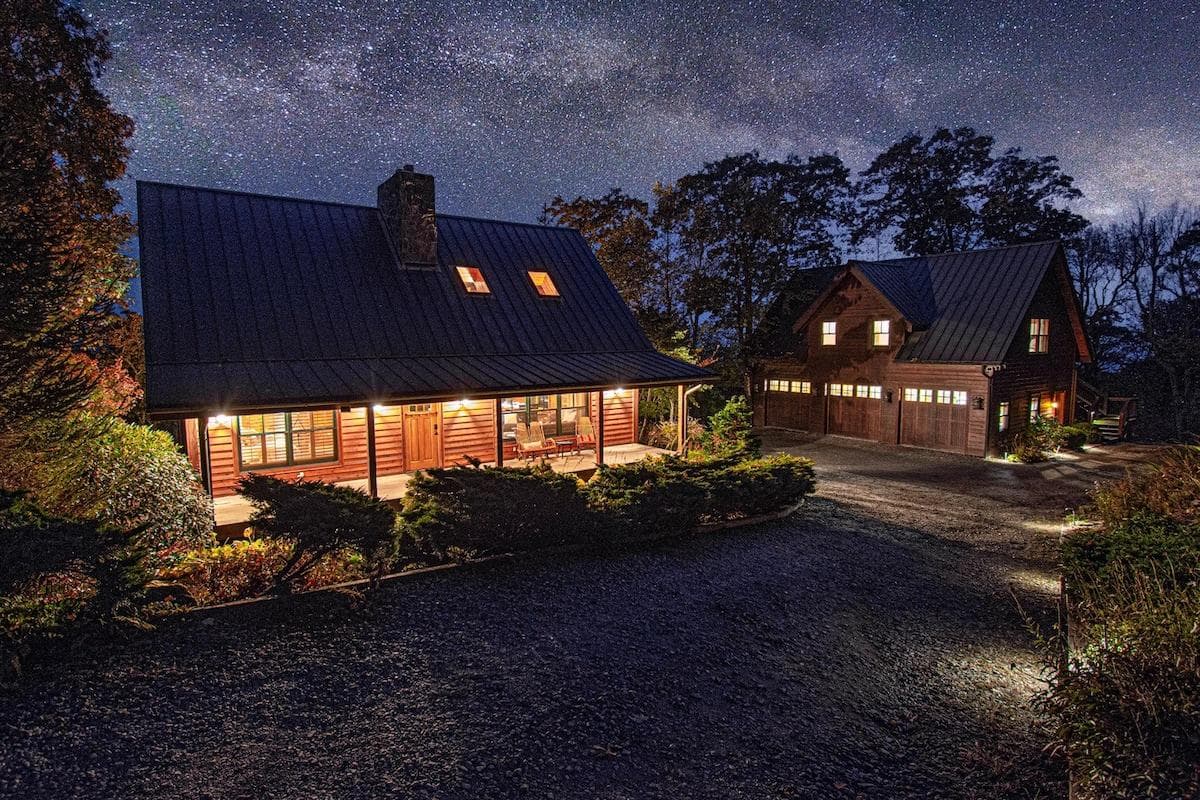 Fully equipped with a huge Game Room, 5 living areas and 2 kitchens.